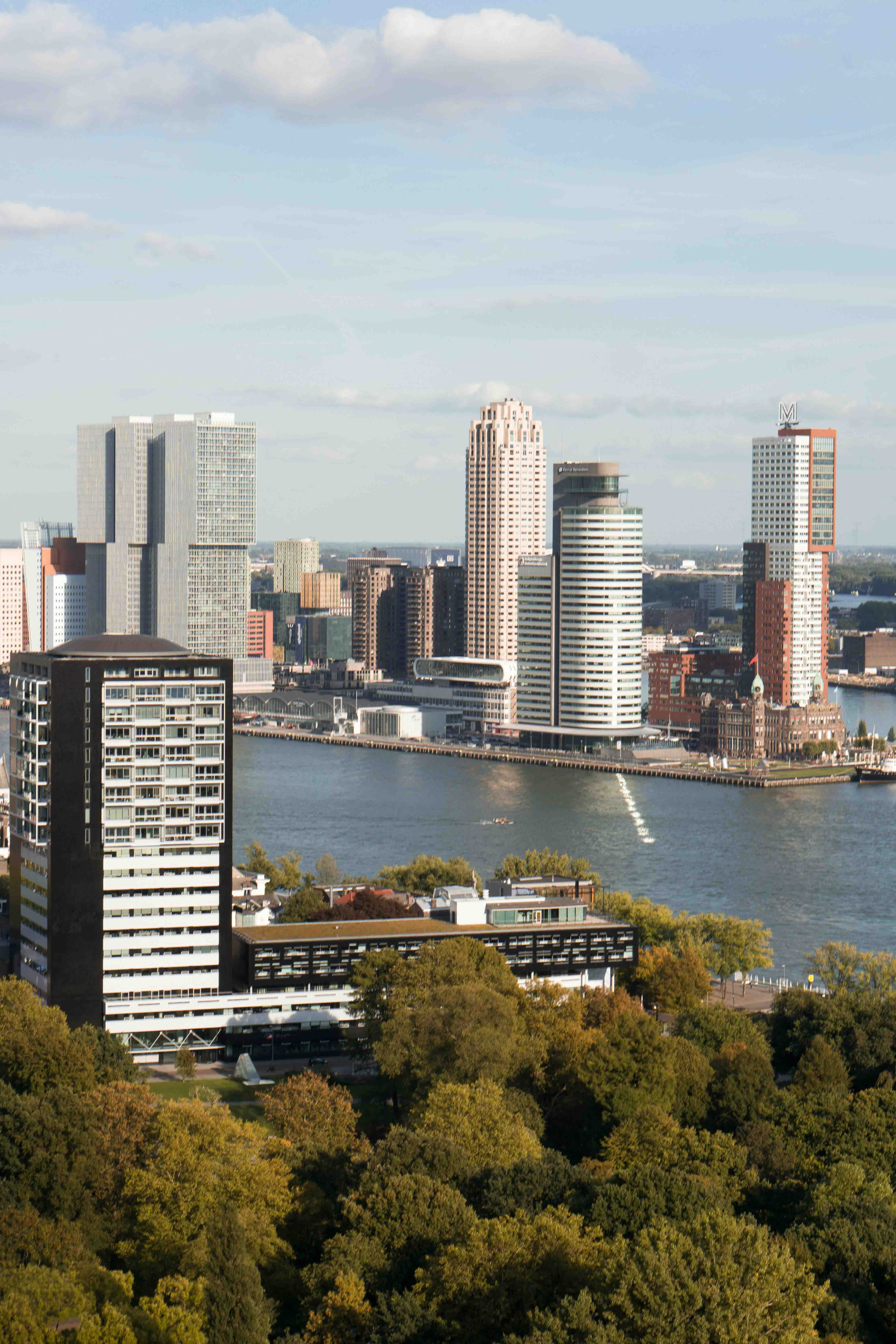 De skyline van Rotterdam vanaf het water